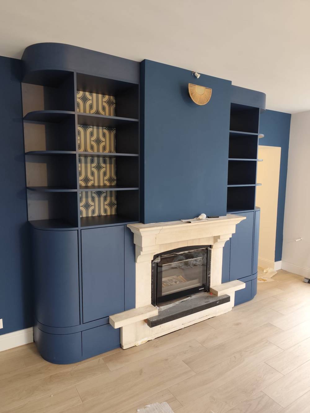 Aménagement cheminée - bibliothèque